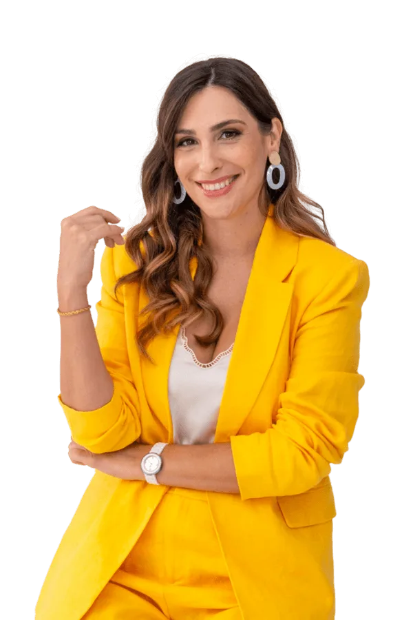 Elizabeth Wakefield asesora financiera mirando al frente vestida con traje amarillo